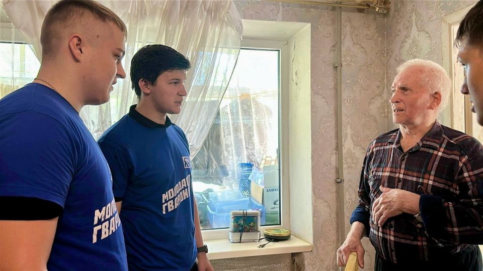 добрых дел в Алчевске. 1Активисты «Молодой Гвардии» АЦДЮТ наполнили «Коробку храбрости» подарками для детей, которые сейчас находятся в больницах добрых дел в Алчевске. 1Активисты «Молодой Гвардии» АЦДЮТ наполнили «Коробку храбрости» подарками для детей, которые сейчас находятся в больницах