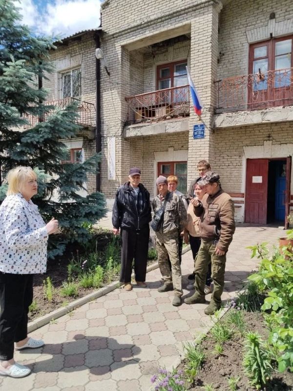 Депутат Совета городского округа Алла Алферова провела встречу с работниками по благоустройству МУП "Комсервис" жилмассива Южная Ломоватка