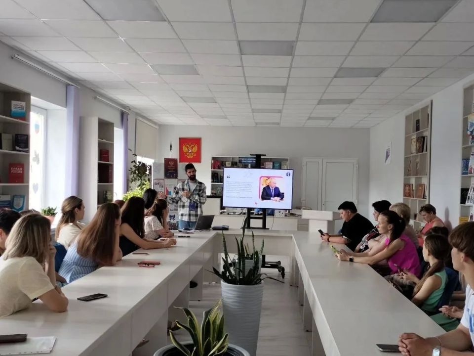 В Ровеньках прошла встреча с лектором Российского общества «Знание» В Ровеньках прошла встреча с лектором Российского общества «Знание»