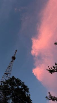 Закончим эту среду красиво - с закатом в небе над Луганском