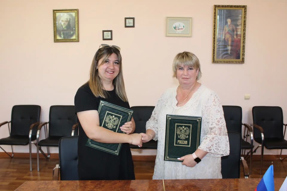 Сегодня глава Белокуракинского округа Ольга Петровна Кучерявая встретилась с Кариной Викторовной Заец, дочерью погибшего при исполнении воинского долга участника СВО, для подписания Договора дарения документов личного... Сегодня глава Белокуракинского округа Ольга Петровна Кучерявая встретилась с Кариной Викторовной Заец, дочерью погибшего при исполнении воинского долга участника СВО, для подписания Договора дарения документов личного...