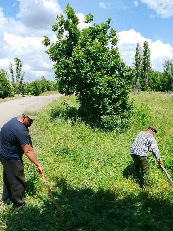 В Ровеньках продолжается работа по благоустройству В Ровеньках продолжается работа по благоустройству