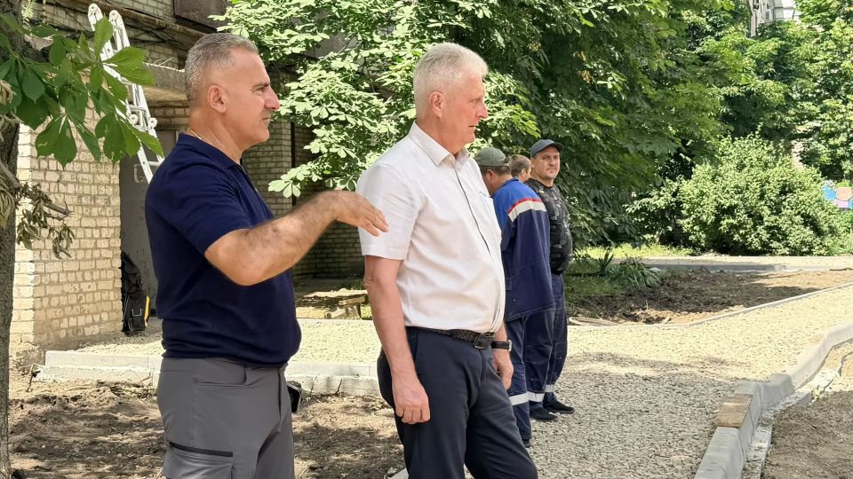Сегодня проинспектировал ход работ по капитальному ремонту придомовой территории в Краснодоне по улице Микроцентр, 25 Сегодня проинспектировал ход работ по капитальному ремонту придомовой территории в Краснодоне по улице Микроцентр, 25