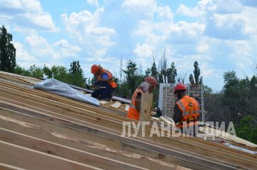 В Кировске продолжаются кровельные работы