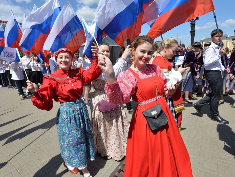 «Память поколений». День России — государственный праздник, который ежегодно отмечается 12 июня «Память поколений». День России — государственный праздник, который ежегодно отмечается 12 июня