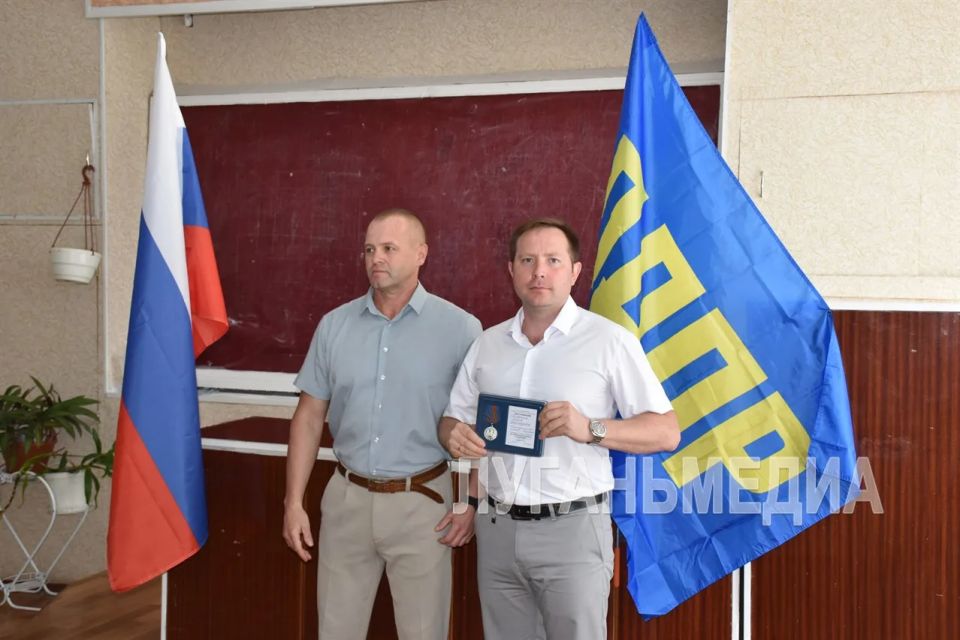 Участники СВО из Кировска получили памятные медали ЛДПР