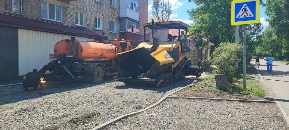 Помощник главы Администрации округа, исполнительный секретарь местного отделения партии «Единая Россия» Анастасия Малиновская совместно с заместителем начальника управления жилищнокоммунального хозяйства Администрации... Помощник главы Администрации округа, исполнительный секретарь местного отделения партии «Единая Россия» Анастасия Малиновская совместно с заместителем начальника управления жилищнокоммунального хозяйства Администрации...