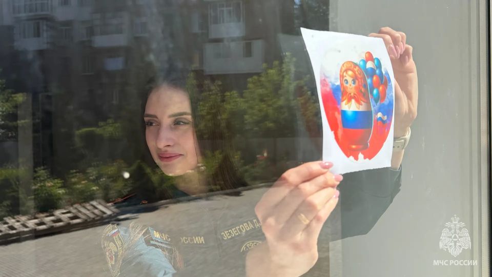 В преддверии Дня России молодёжный совет ГУ МЧС России по ЛНР присоединился к акции «Окна России» В преддверии Дня России молодёжный совет ГУ МЧС России по ЛНР присоединился к акции «Окна России»