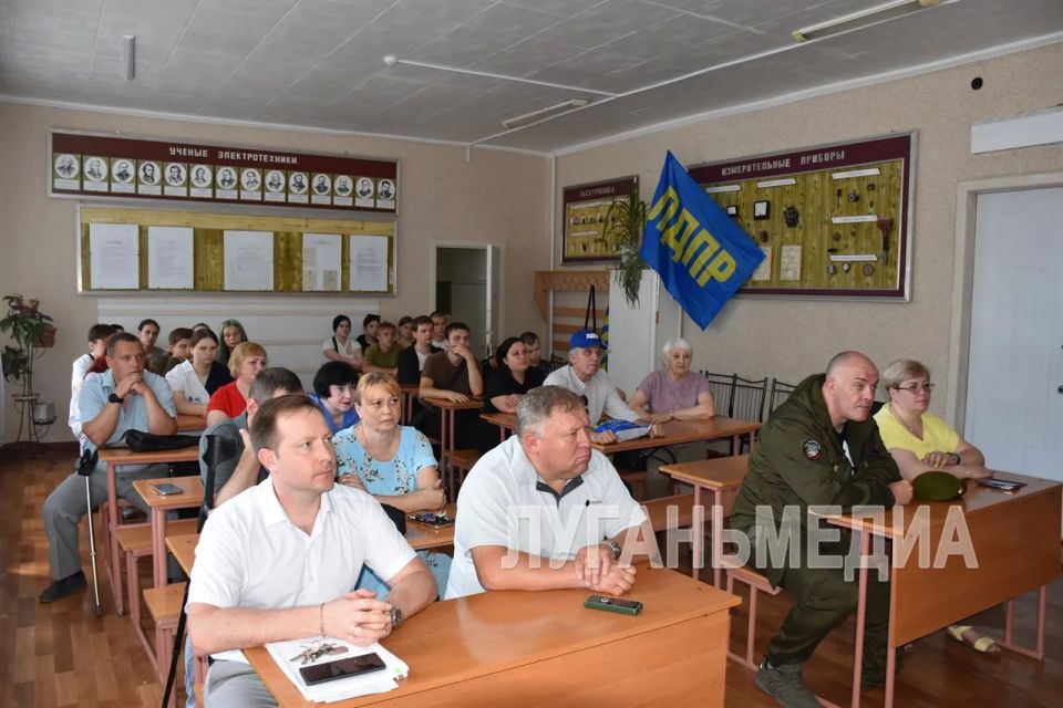 Участники СВО из Кировска получили памятные медали ЛДПР Участники СВО из Кировска получили памятные медали ЛДПР