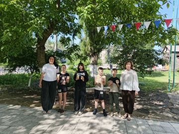 В преддверии празднования Дня России начальник отдела по обеспечению жизнедеятельности пгт Чернухино Виктория Манухина посетила летние лагеря, организованные при школе № 22 и школе № 35