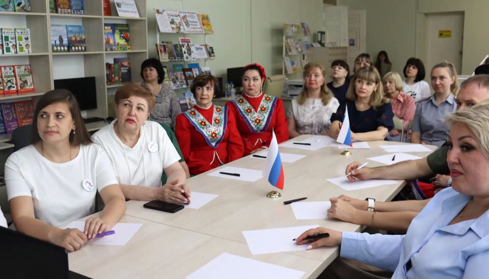 В преддверии Дня России модельная библиотека Антрацитовского округа присоединилась к онлайн-мероприятию, организованному Региональной общественной организацией «Дом гуманитариев «Чеховская осень» из Республики Крым В преддверии Дня России модельная библиотека Антрацитовского округа присоединилась к онлайн-мероприятию, организованному Региональной общественной организацией «Дом гуманитариев «Чеховская осень» из Республики Крым
