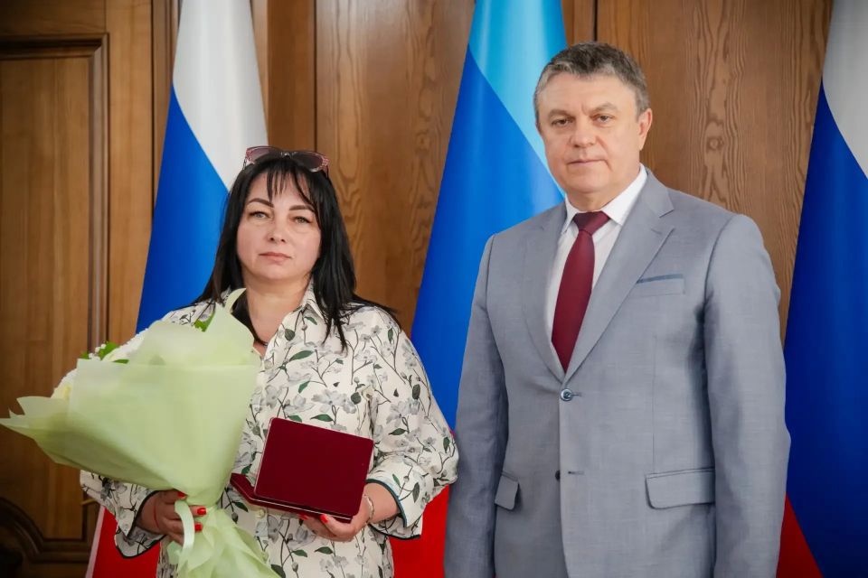 В преддверии Дня России Глава ЛНР Леонид Пасечник вручил государственные и региональные награды жителям республики В преддверии Дня России Глава ЛНР Леонид Пасечник вручил государственные и региональные награды жителям республики