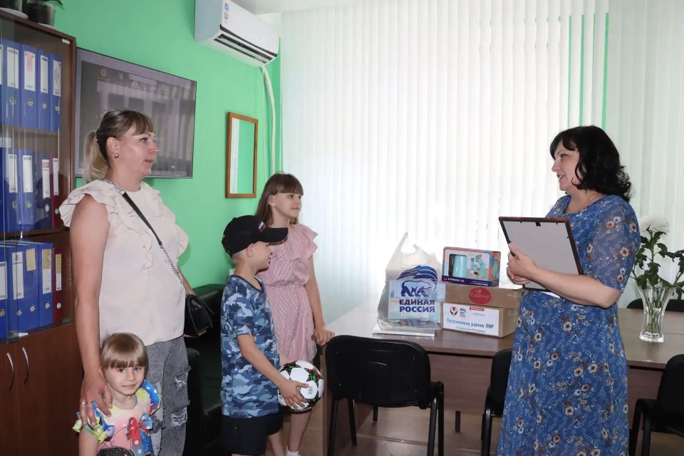В Лутугинском муниципальном округе вручили благодарственное письмо супруге участника специальной военной операции В Лутугинском муниципальном округе вручили благодарственное письмо супруге участника специальной военной операции