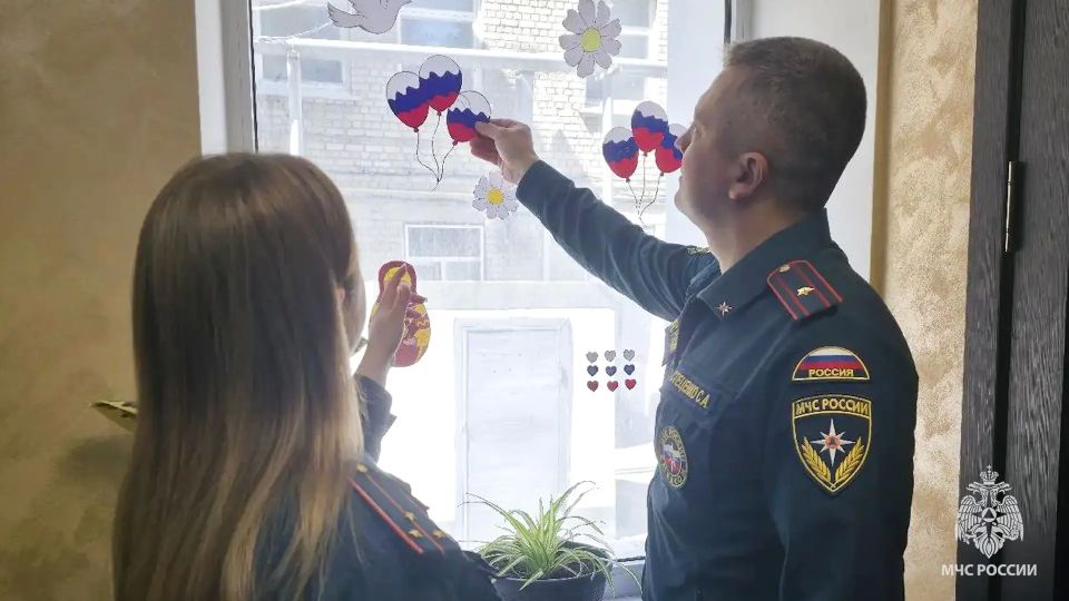 В преддверии Дня России молодёжный совет ГУ МЧС России по ЛНР присоединился к акции «Окна России» В преддверии Дня России молодёжный совет ГУ МЧС России по ЛНР присоединился к акции «Окна России»