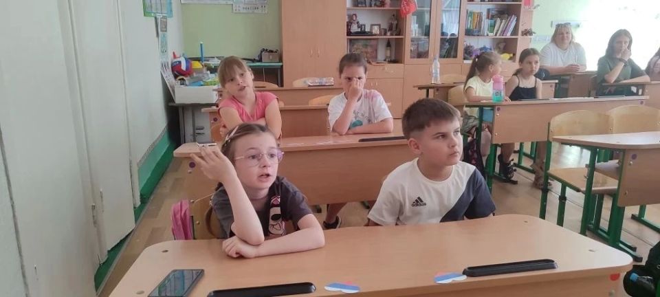 В Славяносербской школе провели веселую викторину ко Дню России В Славяносербской школе провели веселую викторину ко Дню России