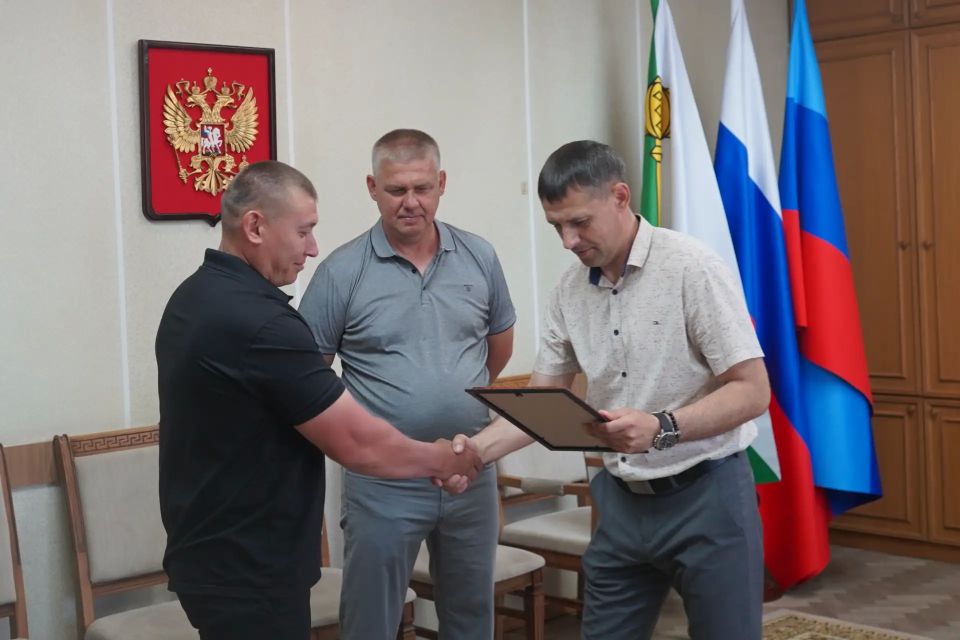 Игорь Ковальчук: В преддверии Дня России встретился с рабочими аварийной бригады региона-шефа Республики Хакасия Игорь Ковальчук: В преддверии Дня России встретился с рабочими аварийной бригады региона-шефа Республики Хакасия