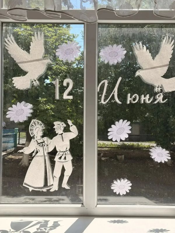 В преддверии Дня России образовательные учреждения Краснолучского городского округа присоединились к Всероссийской акции «Окна России» В преддверии Дня России образовательные учреждения Краснолучского городского округа присоединились к Всероссийской акции «Окна России»