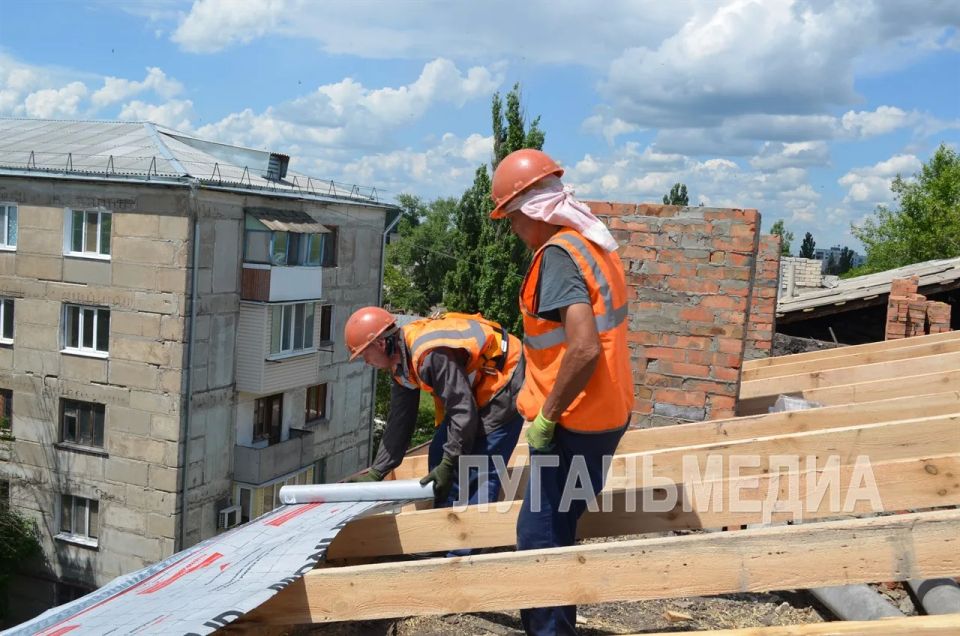 В Кировске продолжаются кровельные работы В Кировске продолжаются кровельные работы