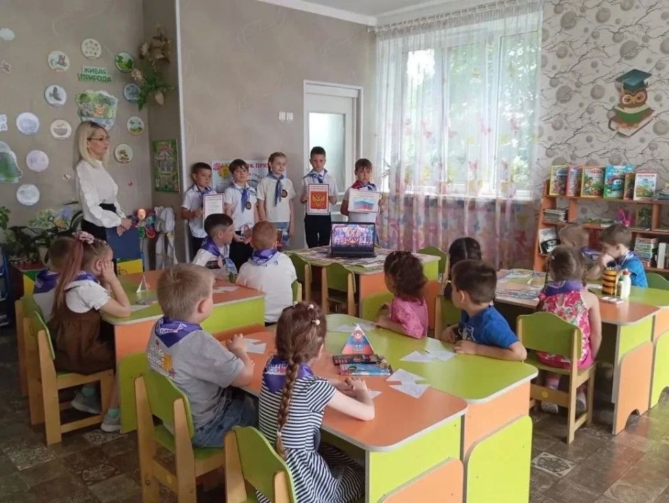 В рамках акции «Орлята — дошколятам» под руководством советника директора Елены Кулинко и классного руководителя Ирины Ященко совместно с движением «Орлята России» было организовано мероприятие, посвящённое Дню России В рамках акции «Орлята — дошколятам» под руководством советника директора Елены Кулинко и классного руководителя Ирины Ященко совместно с движением «Орлята России» было организовано мероприятие, посвящённое Дню России
