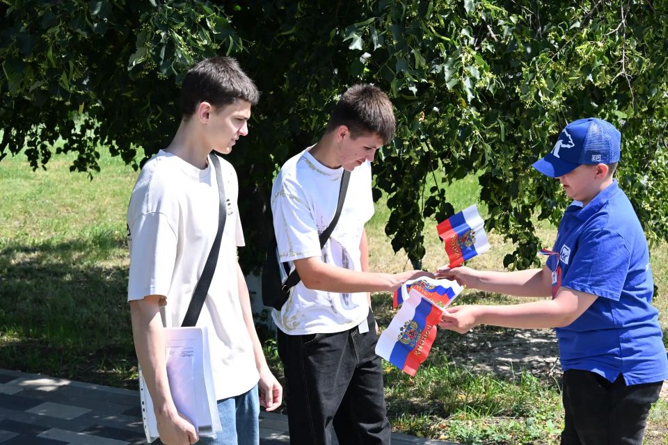 «Я люблю тебя, Россия»: в Брянке поздравили горожан с Днём России «Я люблю тебя, Россия»: в Брянке поздравили горожан с Днём России