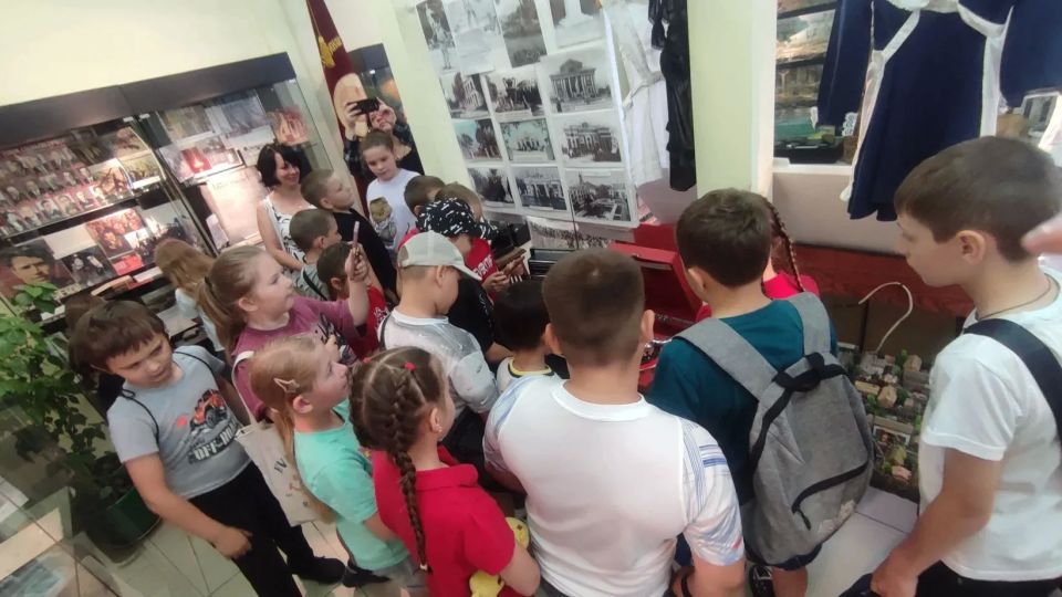 11 июня ко Дню России в Краснолучском краеведческом музее состоялся показ мультфильма о Российской Федерации для обучающихся ГБОУ ЛНР «КУВК №6 «СОЗВЕЗДИЕ»» 11 июня ко Дню России в Краснолучском краеведческом музее состоялся показ мультфильма о Российской Федерации для обучающихся ГБОУ ЛНР «КУВК №6 «СОЗВЕЗДИЕ»»