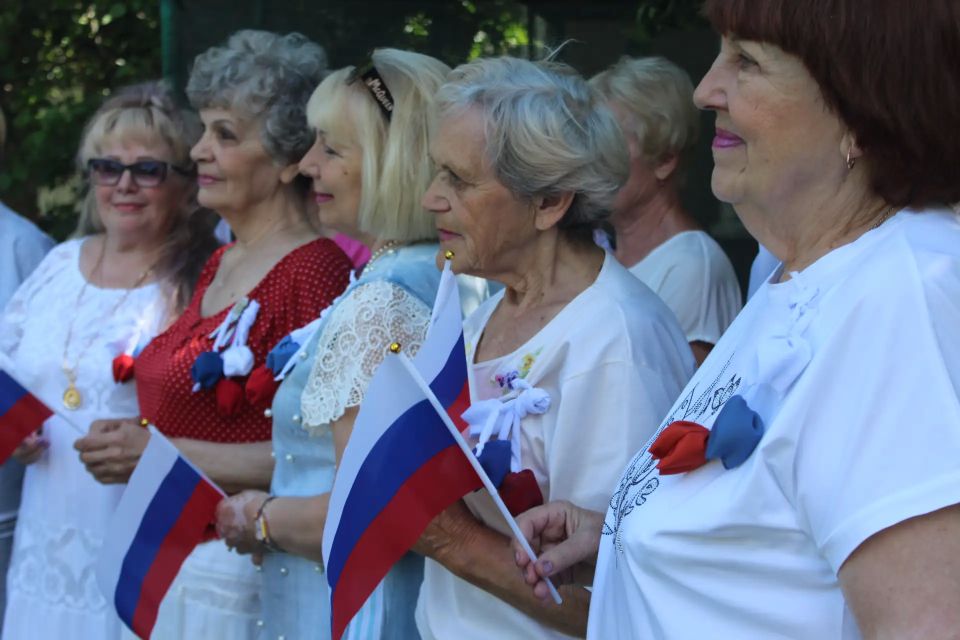 Слово «Родина» в сердцах: в Славяносербске единороссы поздравили слушателей «Университета третьего возраста» с Днём России Слово «Родина» в сердцах: в Славяносербске единороссы поздравили слушателей «Университета третьего возраста» с Днём России