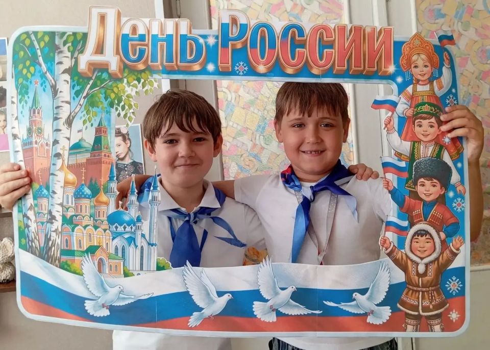 В рамках акции «Орлята — дошколятам» под руководством советника директора Елены Кулинко и классного руководителя Ирины Ященко совместно с движением «Орлята России» было организовано мероприятие, посвящённое Дню России В рамках акции «Орлята — дошколятам» под руководством советника директора Елены Кулинко и классного руководителя Ирины Ященко совместно с движением «Орлята России» было организовано мероприятие, посвящённое Дню России