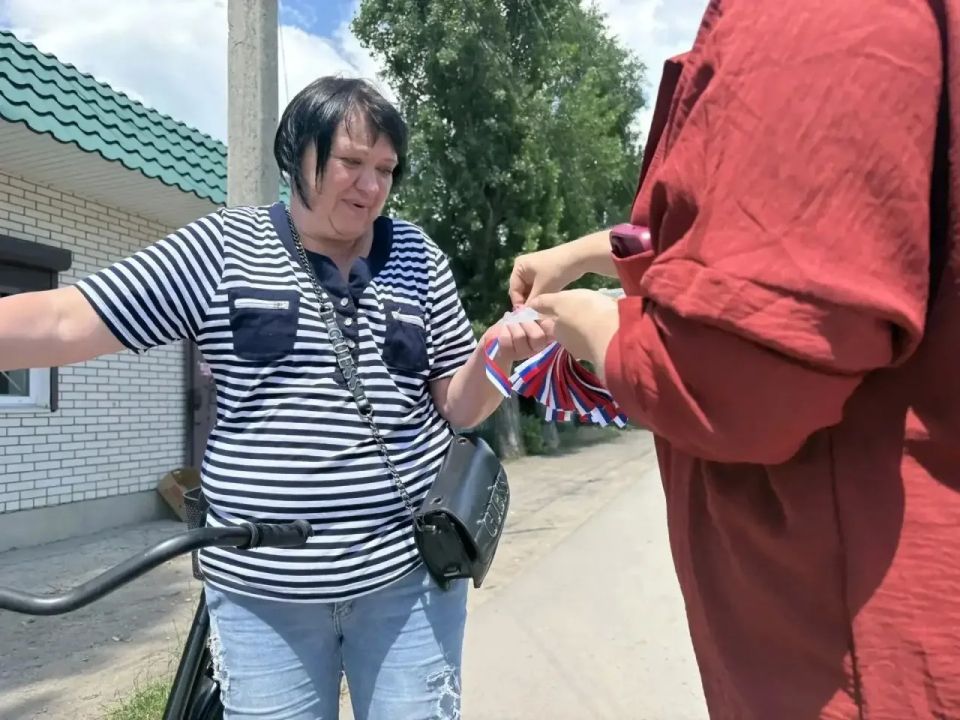 В преддверии празднования Дня России на территории Меловского муниципального округа прошла патриотическая акция: жителям раздавали ленточки в цветах государственного флага В преддверии празднования Дня России на территории Меловского муниципального округа прошла патриотическая акция: жителям раздавали ленточки в цветах государственного флага