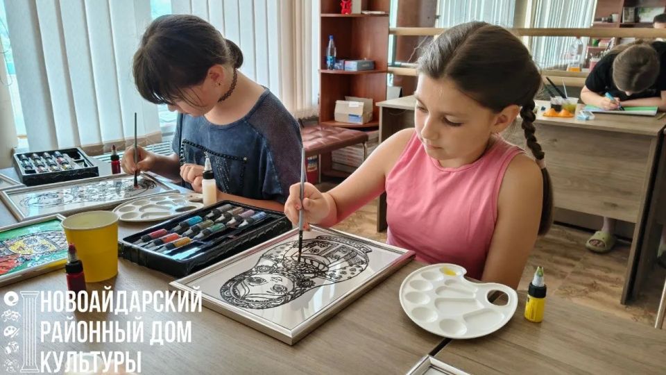 10 июня в Новоайдарском районном доме культуры для детей прошёл мастеркласс по изготовлению витража «Символы России» 10 июня в Новоайдарском районном доме культуры для детей прошёл мастеркласс по изготовлению витража «Символы России»