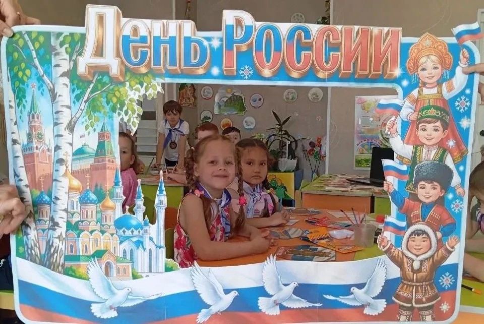 В рамках акции «Орлята — дошколятам» под руководством советника директора Елены Кулинко и классного руководителя Ирины Ященко совместно с движением «Орлята России» было организовано мероприятие, посвящённое Дню России В рамках акции «Орлята — дошколятам» под руководством советника директора Елены Кулинко и классного руководителя Ирины Ященко совместно с движением «Орлята России» было организовано мероприятие, посвящённое Дню России