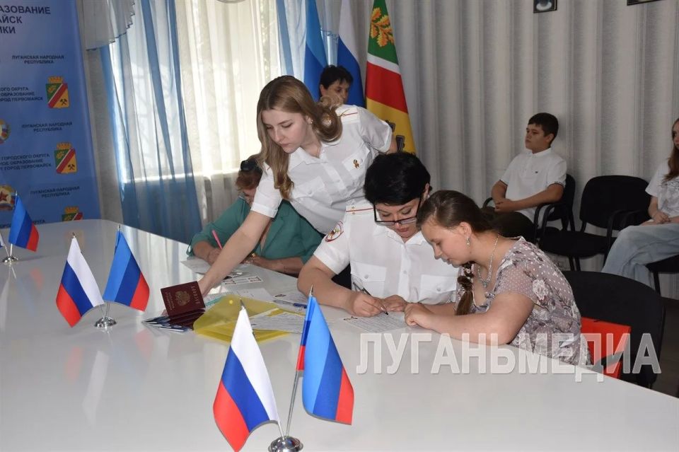 В преддверии Дня России в торжественной обстановке юные первомайцы получили первые паспорта В преддверии Дня России в торжественной обстановке юные первомайцы получили первые паспорта