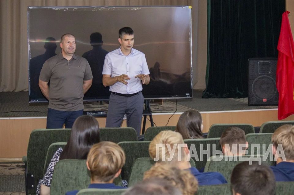 В преддверии празднования Дня России в Луганском государственном училище олимпийского резерва (ЛГУОР) состоялся просмотр фильма «Первый на Олимпе» В преддверии празднования Дня России в Луганском государственном училище олимпийского резерва (ЛГУОР) состоялся просмотр фильма «Первый на Олимпе»