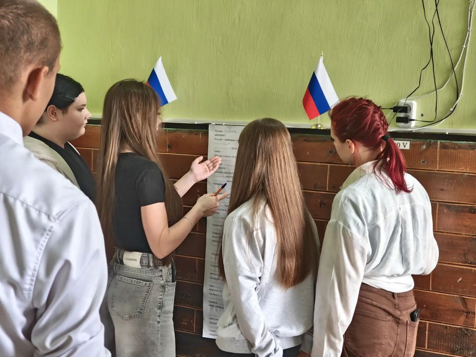 В преддверии Дня России в филиале «Роговский СК» состоялась познавательно-игровая программа «С чего начинается Родина» В преддверии Дня России в филиале «Роговский СК» состоялась познавательно-игровая программа «С чего начинается Родина»