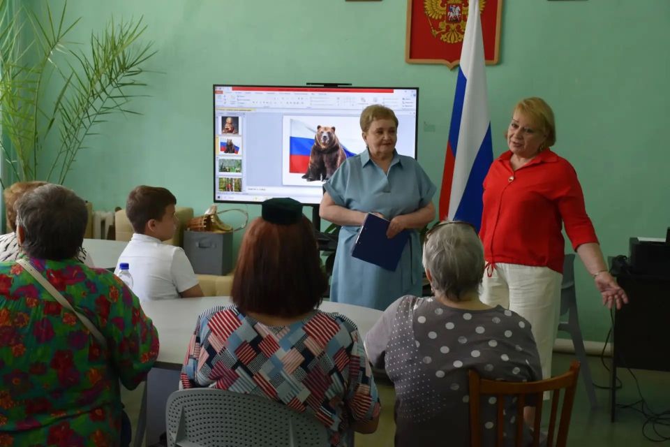 В преддверии Дня России в Кировском историко-художественном музее была проведена образовательная программа «Россия - славная наша держава» В преддверии Дня России в Кировском историко-художественном музее была проведена образовательная программа «Россия - славная наша держава»