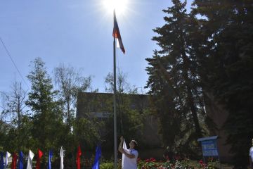 В Перевальске состоялось торжественное поднятие флага России