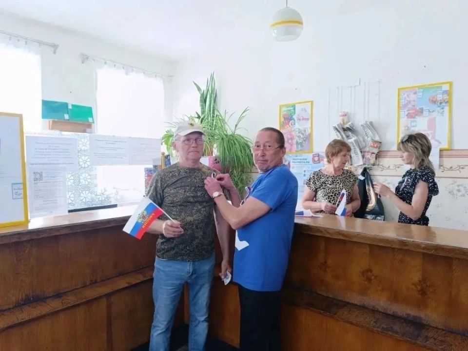 В преддверии празднования Дня России на территории Меловского муниципального округа прошла патриотическая акция: жителям раздавали ленточки в цветах государственного флага В преддверии празднования Дня России на территории Меловского муниципального округа прошла патриотическая акция: жителям раздавали ленточки в цветах государственного флага