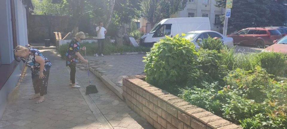 Сегодня, отложив на время привычные должностные обязанности, вооружившись граблями, мётлами, перчатками, мешками для мусора, а главное захватив желание и бодрый настрой, сотрудники Перевальского районного исторического музея... Сегодня, отложив на время привычные должностные обязанности, вооружившись граблями, мётлами, перчатками, мешками для мусора, а главное захватив желание и бодрый настрой, сотрудники Перевальского районного исторического музея...