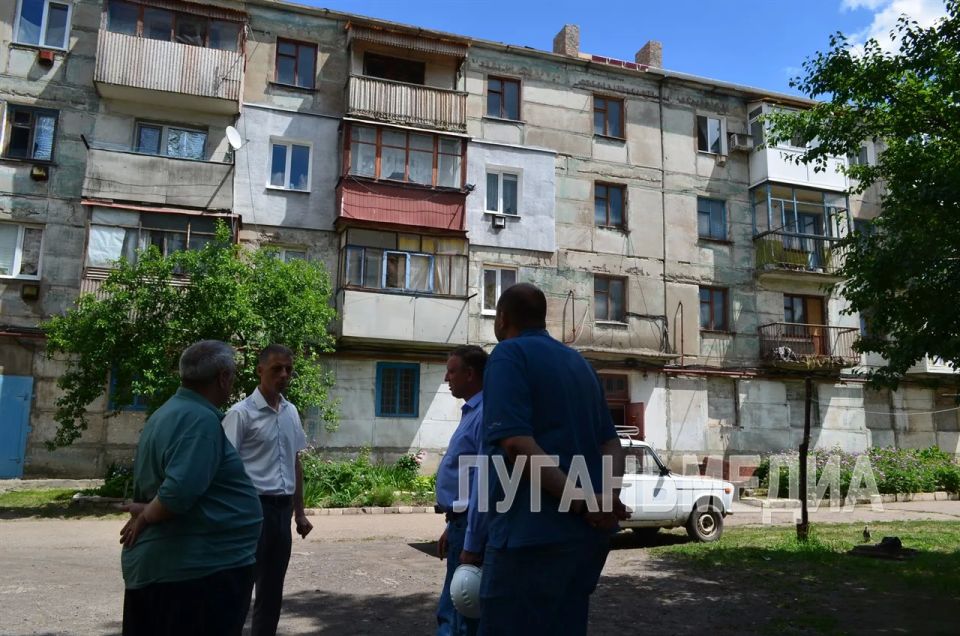 В Кировске продолжаются кровельные работы В Кировске продолжаются кровельные работы