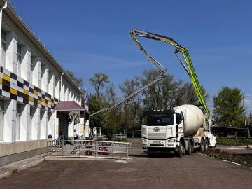 В Бондаревской гимназии подрядчик из Ивановской области заливает новые полы