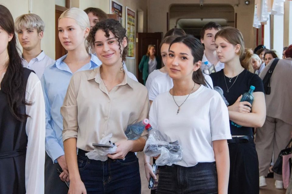 Сегодня выпускники ЛНР сдавали ЕГЭ по физике и обществознанию Сегодня выпускники ЛНР сдавали ЕГЭ по физике и обществознанию