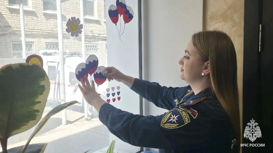 В преддверии Дня России молодёжный совет ГУ МЧС России по ЛНР присоединился к акции «Окна России» В преддверии Дня России молодёжный совет ГУ МЧС России по ЛНР присоединился к акции «Окна России»