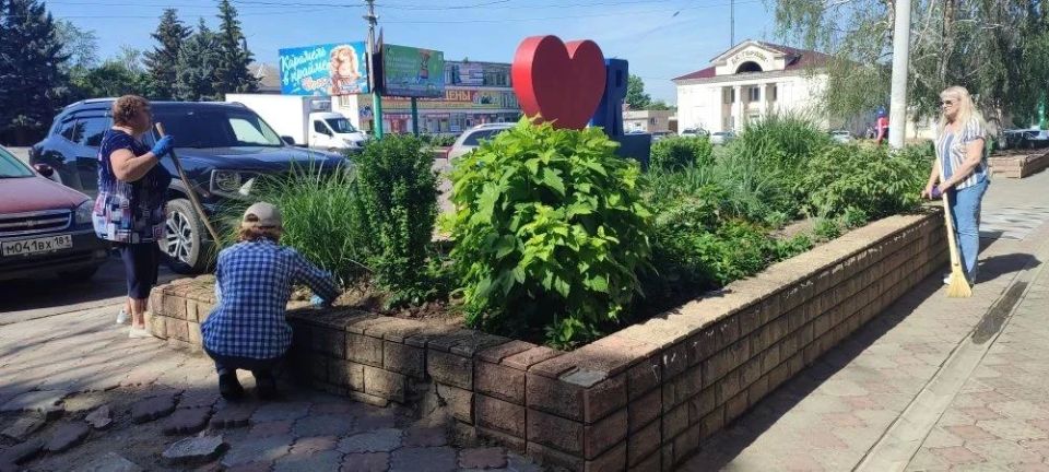 Сегодня, отложив на время привычные должностные обязанности, вооружившись граблями, мётлами, перчатками, мешками для мусора, а главное захватив желание и бодрый настрой, сотрудники Перевальского районного исторического музея... Сегодня, отложив на время привычные должностные обязанности, вооружившись граблями, мётлами, перчатками, мешками для мусора, а главное захватив желание и бодрый настрой, сотрудники Перевальского районного исторического музея...
