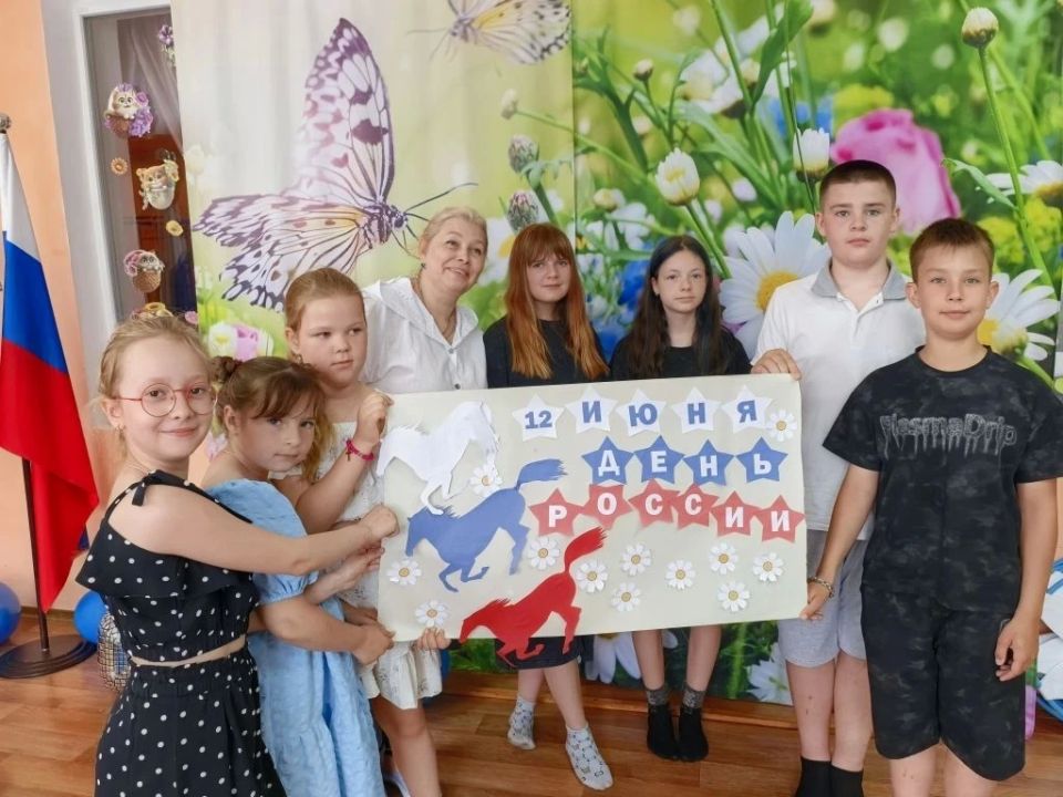 10 июня сотрудники Детского центра Чернухинского музея провели познавательно-игровую программу программу для детей посёлка, посвящённую Дню России