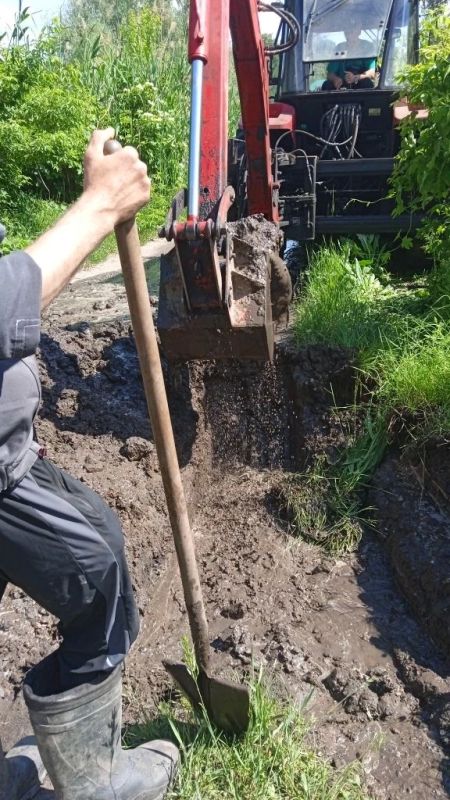В условиях непростой дроновой обстановки, сложившейся в округе, коллектив МУП КМО "Кременское ВКХ" продолжает стойко выполнять свои профессиональные обязанности В условиях непростой дроновой обстановки, сложившейся в округе, коллектив МУП КМО "Кременское ВКХ" продолжает стойко выполнять свои профессиональные обязанности