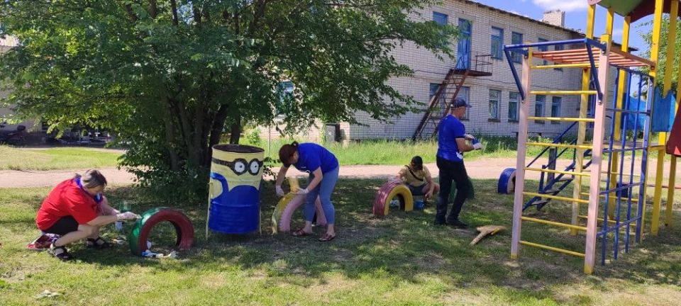 По поручению секретаря Новопсковского местного отделения партии «Единая Россия» Юлии Кожухарь, в селе Закотное прошла акция «Яркое детство» По поручению секретаря Новопсковского местного отделения партии «Единая Россия» Юлии Кожухарь, в селе Закотное прошла акция «Яркое детство»