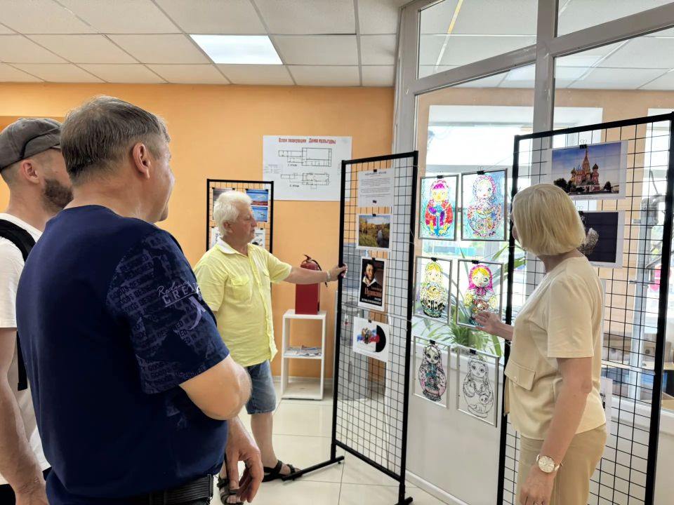 В Новоайдарском районном доме культуры открылась выставка культурного наследия «МОЯ РОДИНА - РОССИЯ», приуроченная ко Дню России В Новоайдарском районном доме культуры открылась выставка культурного наследия «МОЯ РОДИНА - РОССИЯ», приуроченная ко Дню России