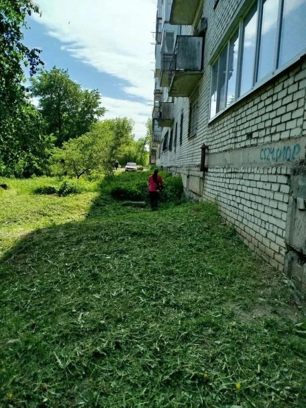 В Красном Луче продолжается ежедневная работа по улучшению городской среды В Красном Луче продолжается ежедневная работа по улучшению городской среды