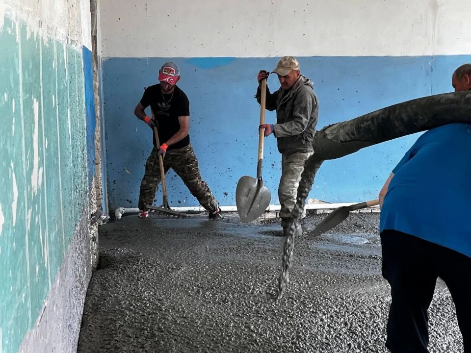 В Бондаревской гимназии подрядчик из Ивановской области заливает новые полы В Бондаревской гимназии подрядчик из Ивановской области заливает новые полы