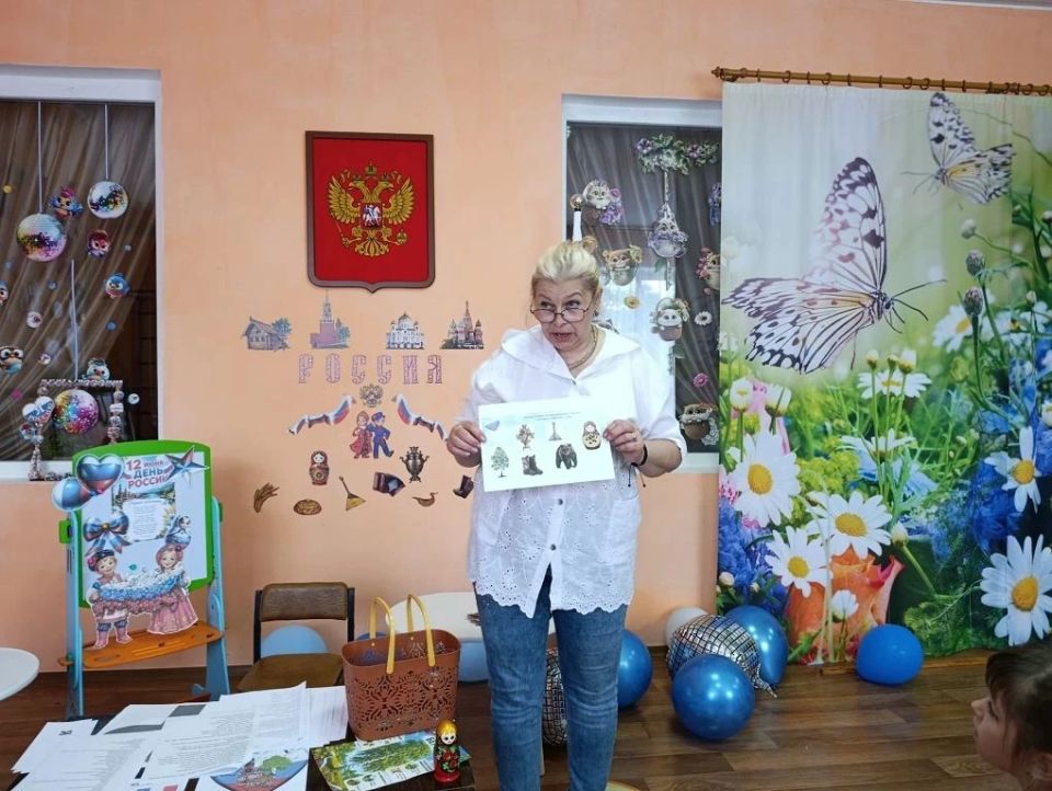 10 июня сотрудники Детского центра Чернухинского музея провели познавательно-игровую программу программу для детей посёлка, посвящённую Дню России 10 июня сотрудники Детского центра Чернухинского музея провели познавательно-игровую программу программу для детей посёлка, посвящённую Дню России