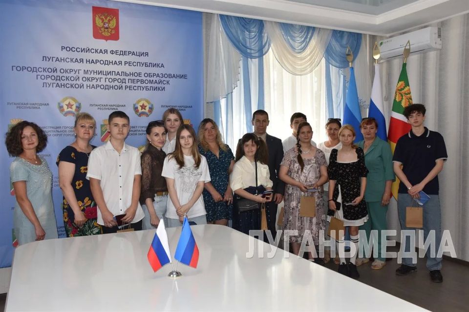 В преддверии Дня России в торжественной обстановке юные первомайцы получили первые паспорта